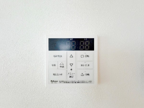 設備同仕様設備：ワンタッチでお湯張りや保温が可能なフルオートバス。仕事や塾など入浴時間が異なる家でも、保温機能でいつでも快適に入浴が可能です。
