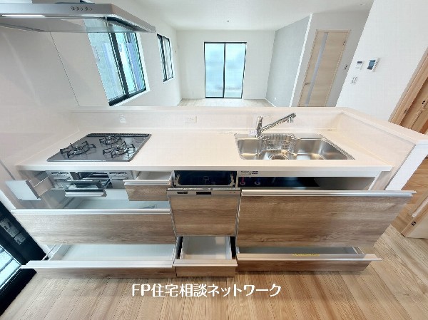 スライド収納付きのシステムキッチン。料理器具なども収納できて出し入れもスムーズ。収納量もたっぷりなので料理器具やストック調味料なども入れられる。