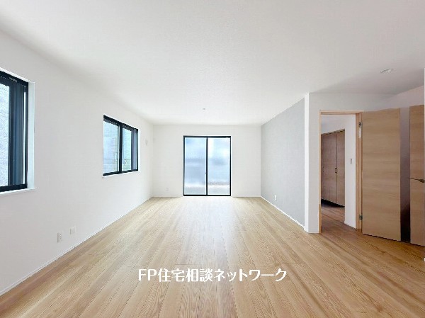 オープンな空間を生み出す、広がりとゆとり。家族と過ごす時間を大切にしたい方にぴったりのゆとりある住空間です。日差しがリビングの隅々までしっかりと届きます。