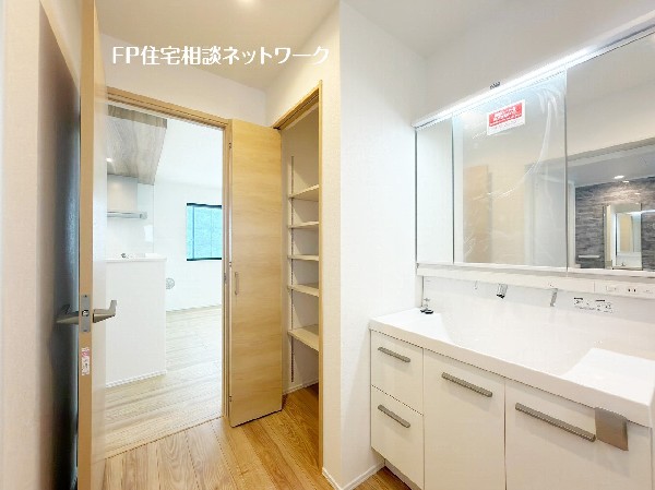 鏡の裏に収納棚を確保した三面鏡を採用。化粧品や歯ブラシなどを機能的に収納。