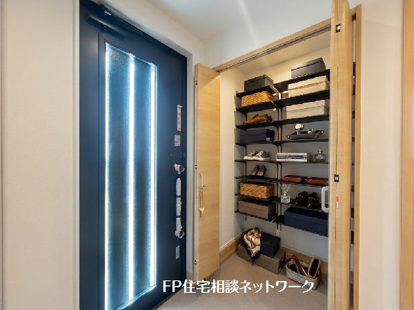 ■シューズインクローゼット■本画像はAIがCGで家具作成しており、実際の現地に家具は設置されておりません。また、販売価格に家具、小物等は含まれておりません。
