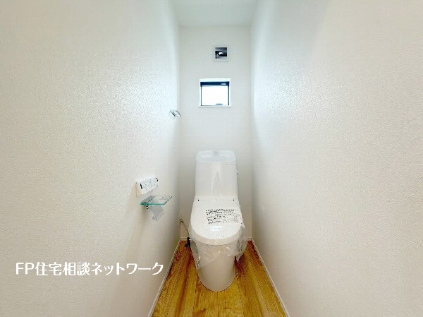 ウォシュレット、暖房便座機能付のトイレです。従来型に比べ節水効果があり、お手入れもしやすいので、家計も家事の負担も軽減してくれます。