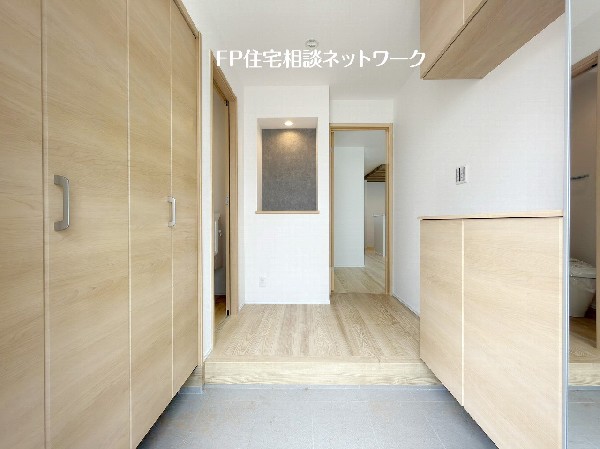 玄関ホールがスッキリ広々としていると帰る時も出ていく時も気持ちが良い。来客を出迎える玄関が綺麗ならその家の印象が良くなる。