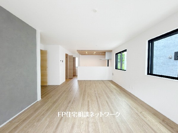 19.25帖の広々ＬＤＫ。ダイニングテーブルやソファーなどの家具もしっかりと配置できます。ゆったりとした広さの空間でご家族だんらんの時間をお過ごしください。