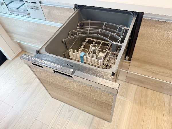 設備手間をかけずに食後の後片付けができる食器洗乾燥機。食器の出し入れがスムーズなスライドタイプ。節水効果だけでなく、効率的に洗い物を配置できるようにラックがついています。