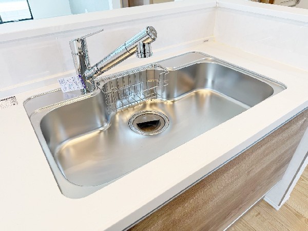 設備スタイリッシュな、浄水器一体型水栓です。水栓にシャワーホースと浄水器を内蔵し、カルキ臭など軽減。シャワーヘッドを引き出すことで、広いシンクのお手入れもラクラク。