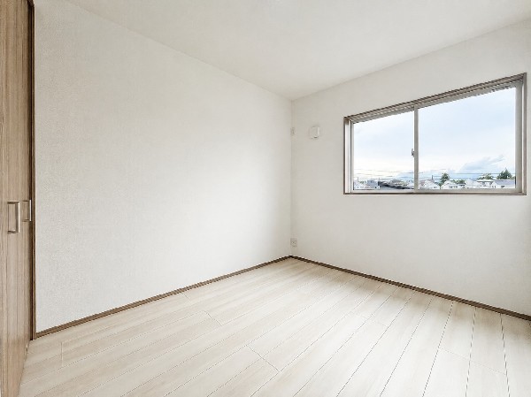 光が取り込みやすい2面採光の居室。日当たり良好です。しっかりとした大きさのクローゼットを完備し、収納スペースも十分。初めてのお子様にとっての「自分の部屋」。学習デスクやベッドの配置もラクラクです。