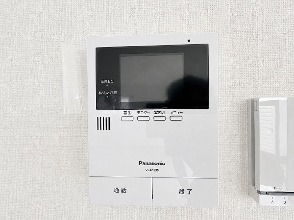 【TVモニター付インターホン】同仕様設備：モニター付インターホンが標準仕様です。不安になりがちな防犯面。目で確認できるからあんしんです。