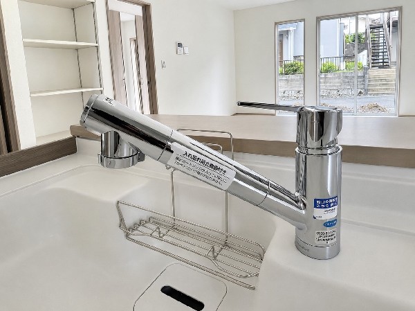 【ビルトイン浄水器】同仕様設備：キッチンには浄水器を標準装備。最近は水を飲むという場面以外にも料理で使用したり、野菜を洗う場合もキレイな水で洗いたいという人が増えてきています。