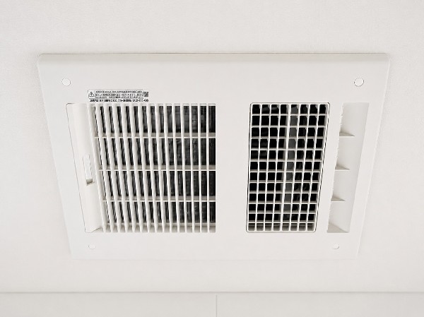 【浴室暖房乾燥機】同仕様設備：お風呂場そのものを乾燥機にしてしまう便利な機能。梅雨時期や花粉の時期に助かる。冬の時期には暖房機能がヒートショックを防ぐ。