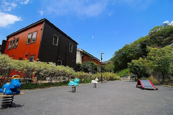 周辺環境:生田やまぼうし公園(住宅街の一角にある日当たり良い公園。道路より見通しが良く遮る物がないので防犯面でも安心。)