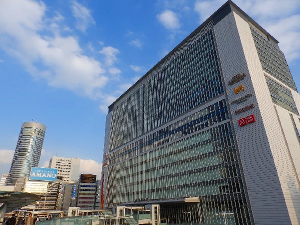 周辺環境:キュービックプラザ新横浜(駅とつながっていて、ショッピングや飲食、生活雑貨まで揃う複合施設として便利に利用できます。駅利用者だけでなく、地元の人にも人気です。)
