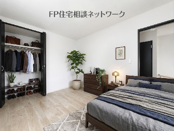 収納力が豊富な大型クローゼット。普段着やスーツはもちろんのこと、コート類などもしっかり掛けられます。奥行きもあるので、収納ボックスをそのままクローゼットの中へ。