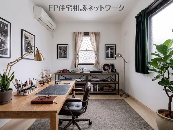 2面採光でお部屋の隅々まで明るい印象の居室。おひさまの光を、爽やかな風をたっぷりと取り込めます。居室内はいつも明るい印象ですので、気持ちの良い朝を迎えられそう。