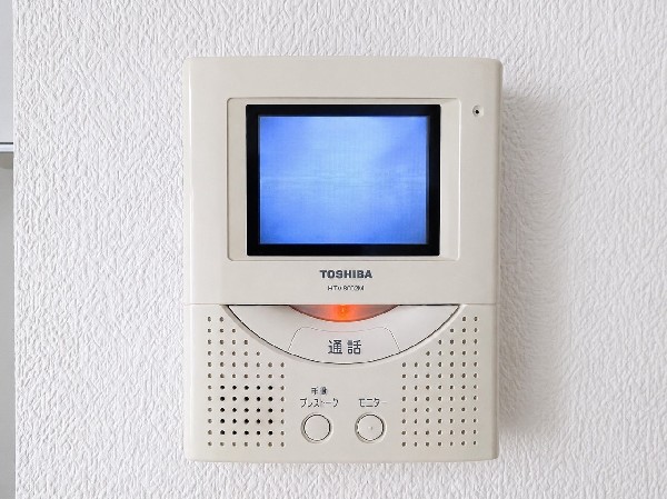 【「TVモニター付インターホン」　】モニター付インターホンが標準仕様です。不安になりがちな防犯面。目で確認できるからあんしんです。