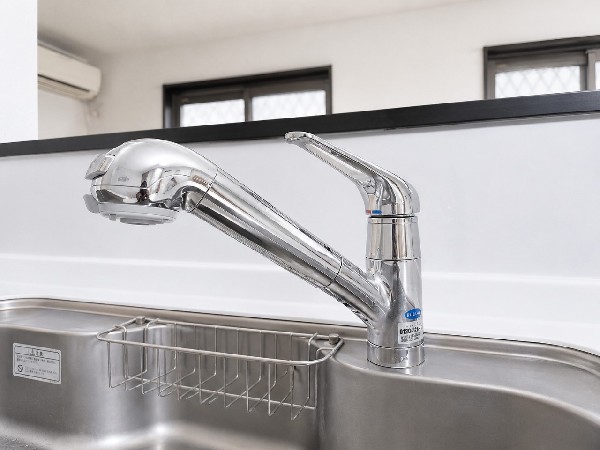 【「ビルトイン浄水器」　】キッチンには浄水器を標準装備。水を飲むという場面以外にも料理で使用したり、野菜を洗う場合もキレイな水で洗いたいという人が増えてきています。