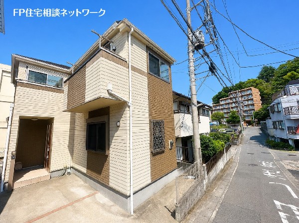 外観:閑静な住宅地で子育て家族にピッタリ。毎日のお散歩も快適な緑に恵まれたエリアで、自然に包まれた穏やかな暮らしを実現するための、ゆとりある住環境が整っています。