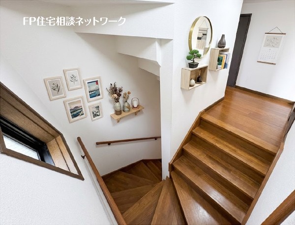 【階段】  本画像はAIがCGで小物を作成しており、実際の現地に小物は設置されておりません。また、販売価格に小物等は含まれておりません。