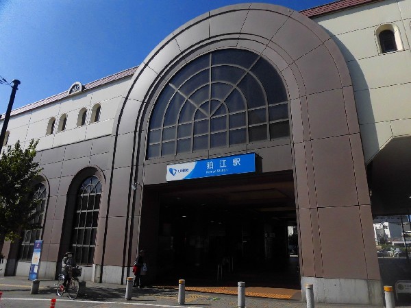 周辺環境:狛江駅　(駅周辺は高架化されており、踏切もなく快適で、狛江市役所・中央図書館など、狛江市の中心です。)