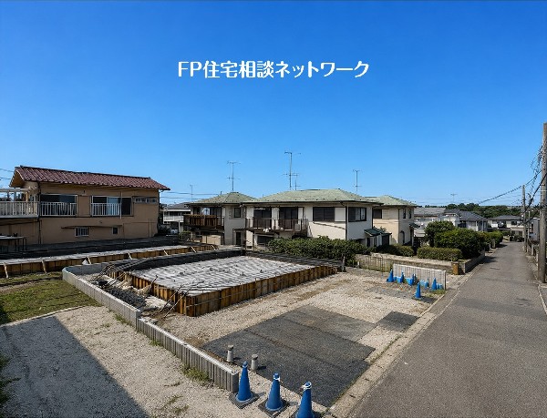 外観:ゆとりある敷地に、車2台分の駐車スペースを確保した2階建て住宅。周辺は低層住宅が建ち並ぶ穏やかな住環境で、日々の車移動にも便利。家族の新生活をのびのびと始められます。