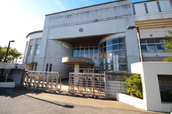 周辺環境:宮崎中学校　(1学年8クラスのマンモス校。お友達もたくさんできる環境です。)