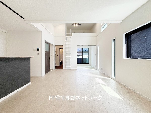 オープンな空間を生み出す、広がりとゆとり。家族と過ごす時間を大切にしたい方にぴったりのゆとりある住空間です。日差しがリビングの隅々までしっかりと届きます。