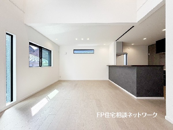 想像以上の質感が訪れる者の心を離さない。フローリング素材、窓の配置、壁面タイル、カラーバランス、どれをとってもワンランク上の仕上がり。