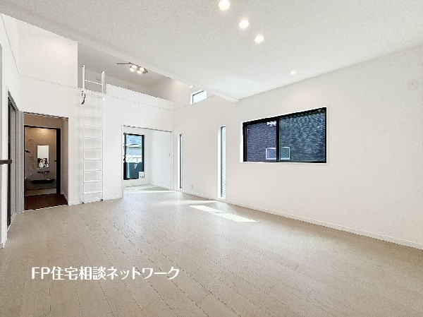 開放感と採光にこだわった17.5帖の広々LDK上部は勾配天井仕様に。数字以上に開放感に溢れ、空間の広さを感じて頂けます。天井が高いっていいなと素直に感じます。