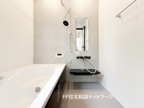 ゆったり入れる一坪バス。足を伸ばして入れるサイズは一日の疲れを癒すのに嬉しい広さ。お子様と一緒の入浴でも充分な広さです。