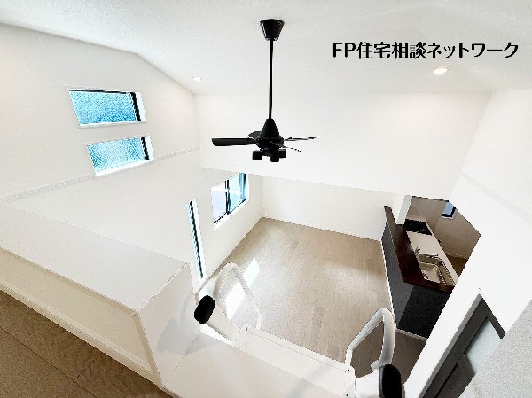 開放感を演出する勾配天井。実際の広さよりも空間、より開放的な気分になります。シーリングファンがとてもよく似合う、お洒落なＬＤＫを演出できます
