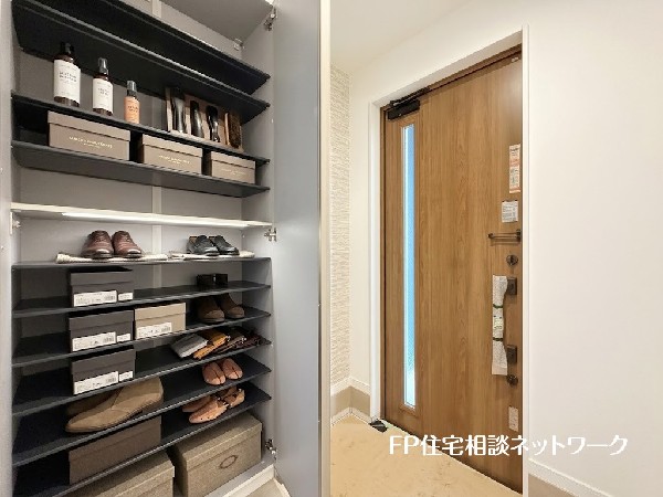■玄関■本画像はAIがCGで家具作成しており、実際の現地に家具は設置されておりません。また、販売価格に家具、小物等は含まれておりません。