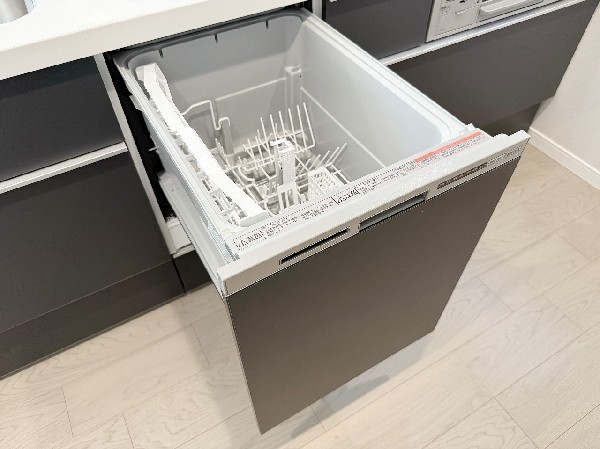 【食器洗浄乾燥機】手間をかけずに食後の後片付けができる食器洗乾燥機。食器の出し入れがスムーズなスライドタイプ。節水効果だけでなく、効率的に洗い物を配置できるようにラックがついています。