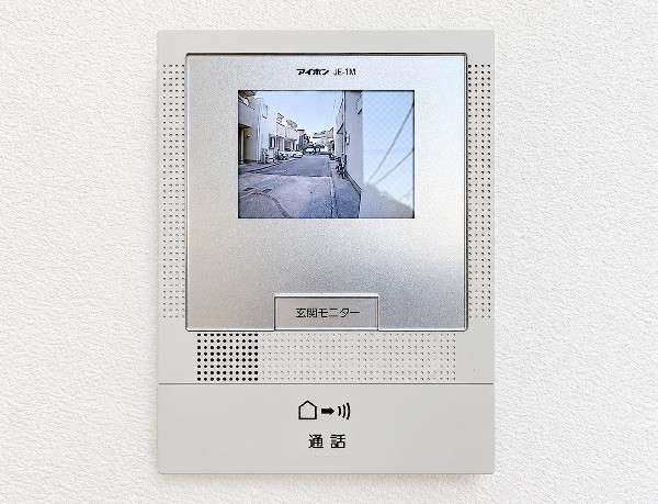 【TVモニタ付インターホン】モニター付インターホンが標準仕様です。不安になりがちな防犯面。目で確認できるからあんしんです。