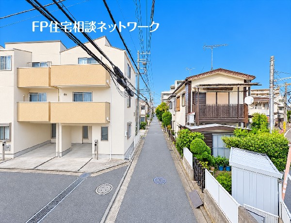 外観:建物下の駐車スペースや周辺の街並みまで、現地で日々の暮らしをイメージしながらご覧いただけます。