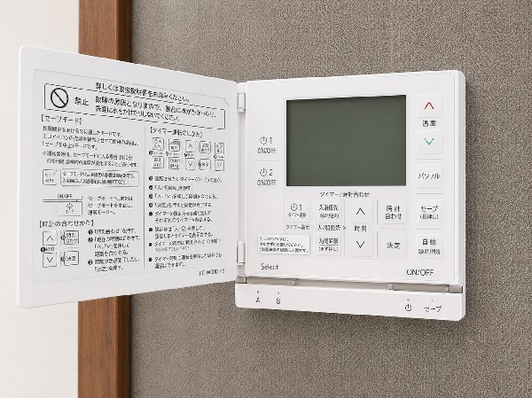 【床暖房】足元をじんわり温めてくれる床暖房。空気や肌を乾燥させることが少なく、ホコリや花粉などを舞い上げることもないので空気をクリーンに保ちます。