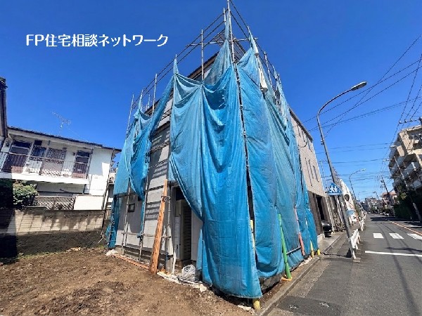 外観:前面道路と高低差のない整形地、人気のカウンターキッチンでリビングを見渡す事が出来るキッチンでリビングは家族の憩いの空間に最適です。