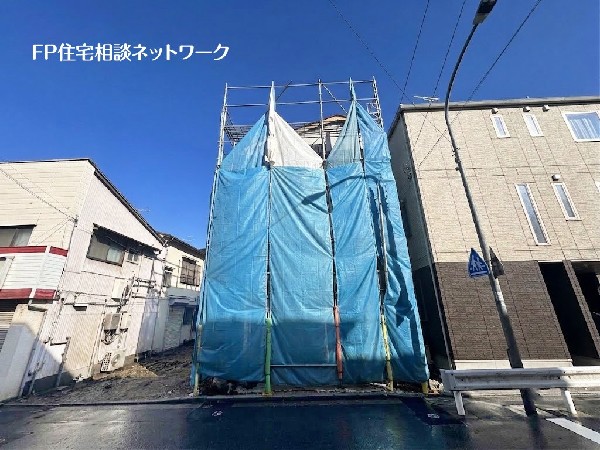 外観:フールバルコニー付の新築デザイナーズ住宅！駅まで平坦で徒歩5分の好立地、都内へのアクセスも良く通勤・通学に便利な立地です。
