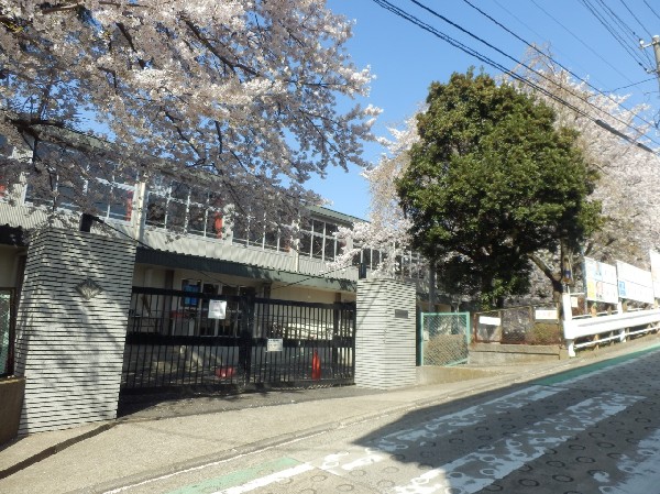 周辺環境:港北小学校 (昭和24年創立で全校生徒約780人の小学校。地域のモデル校として評判は非常に良い。校舎を新設しており、廊下と教室に壁をなくし開放的な雰囲気も良い。)