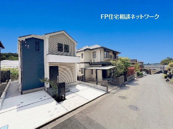 外観:【類似外観同仕様】施工例のため分譲中の建物とは外壁、屋根開口部等の形状・仕様が異なります。