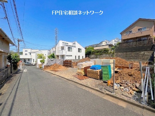 外観:区画整理された2階建て住宅が建並ぶ、閑静な住宅街に位置し車通りも少なく、小さなお子様がいらっしゃるご家庭でも安心です。