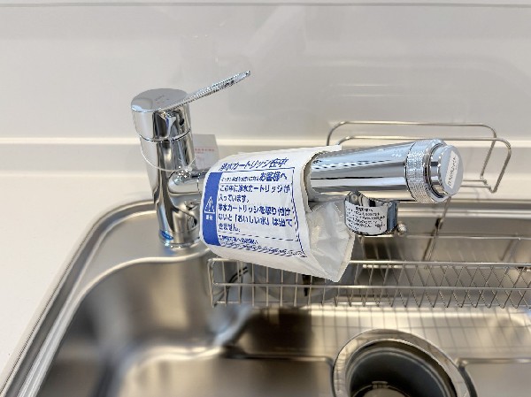 同仕様設備：スタイリッシュな、浄水器一体型水栓です。水栓にシャワーホースと浄水器を内蔵し、カルキ臭など軽減。シャワーヘッドを引き出すことで、広いシンクのお手入れもラクラク。