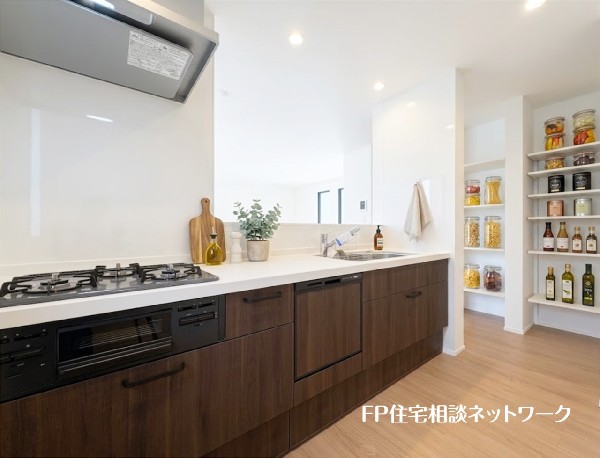 【キッチン】  本画像はAIがCGで家具を作成しており、実際の現地に家具は設置されておりません。また、販売価格に家具等は含まれておりません。