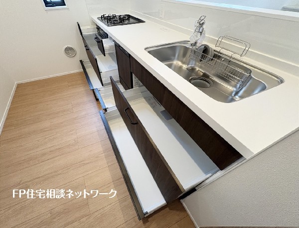 【キッチン収納】  使いやすさに配慮した収納豊富なシステムキッチン。引き出し収納で調理器具や食器もすっきり整理でき、毎日のお料理が快適に楽しめる機能的な空間です。