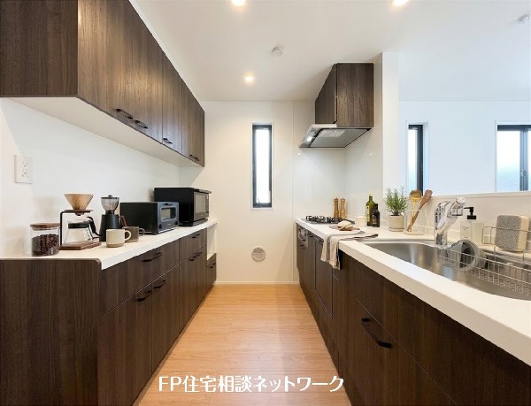 【キッチン】  本画像はAIがCGで家具を作成しており、実際の現地に家具は設置されておりません。また、販売価格に家具等は含まれておりません。