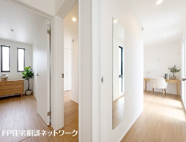 【2階廊下】  本画像はAIがCGで家具を作成しており、実際の現地に家具は設置されておりません。また、販売価格に家具等は含まれておりません。