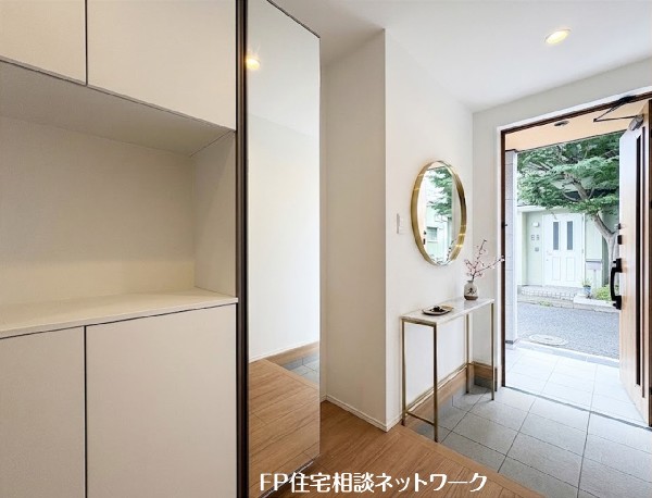 【玄関】  本画像はAIがCGで家具を作成しており、実際の現地に家具は設置されておりません。また、販売価格に家具等は含まれておりません。