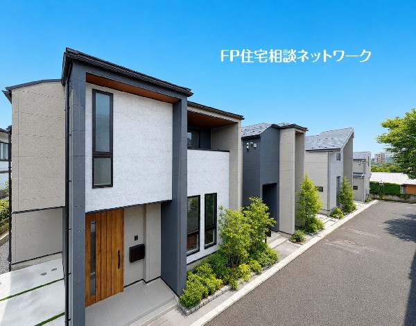 外観:【外観】  陽当たりの良い閑静な街並みに佇むデザイナーズ住宅。洗練された外観と快適な住空間が魅力です。周辺には緑も多く、落ち着いた住環境で新生活を始められます。
