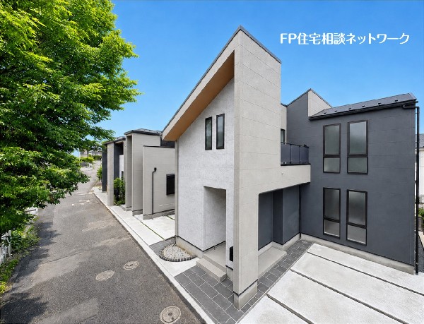 外観:【外観】  陽当たりの良い閑静な街並みに映えるデザイナーズ住宅。洗練された外観と開放感のある住空間が魅力。緑豊かな住環境で、心地よく穏やかな新生活を始められます。
