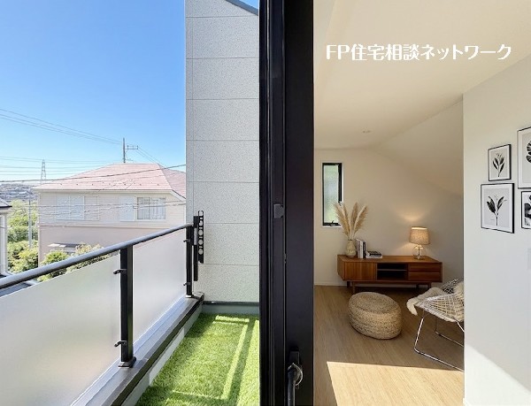 外観:【バルコニー】  本画像はAIがCGで家具を作成しており、実際の現地に家具は設置されておりません。また、販売価格に家具等は含まれておりません。