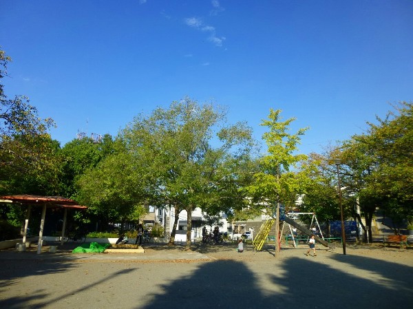 周辺環境:鳥山池公園　(樹木が立ち並び、木漏れ日を愉しめる公園。大人も癒される落ち着きある空間が広がります。)